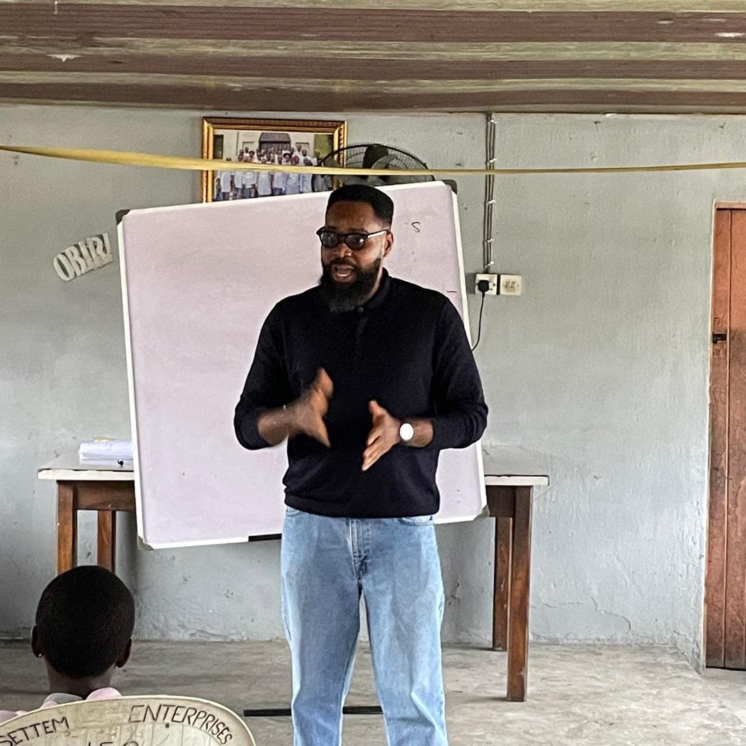 A BLEND facilitator speaking to students during a mentorship session.